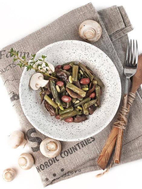 Kuchenne naczynie z przygotowanym daniem